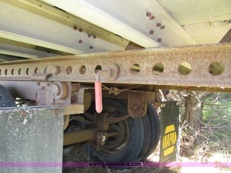 image for item H4614 1997 Wilson PSAL-303P livestock trailer