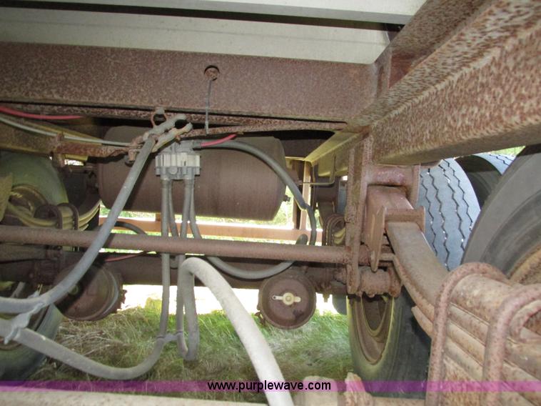 image for item H4614 1997 Wilson PSAL-303P livestock trailer