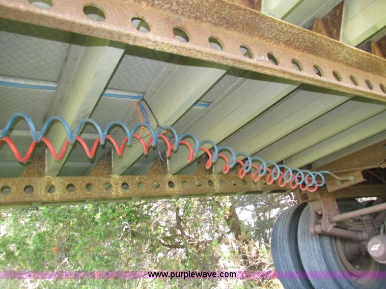 image for item H4614 1997 Wilson PSAL-303P livestock trailer