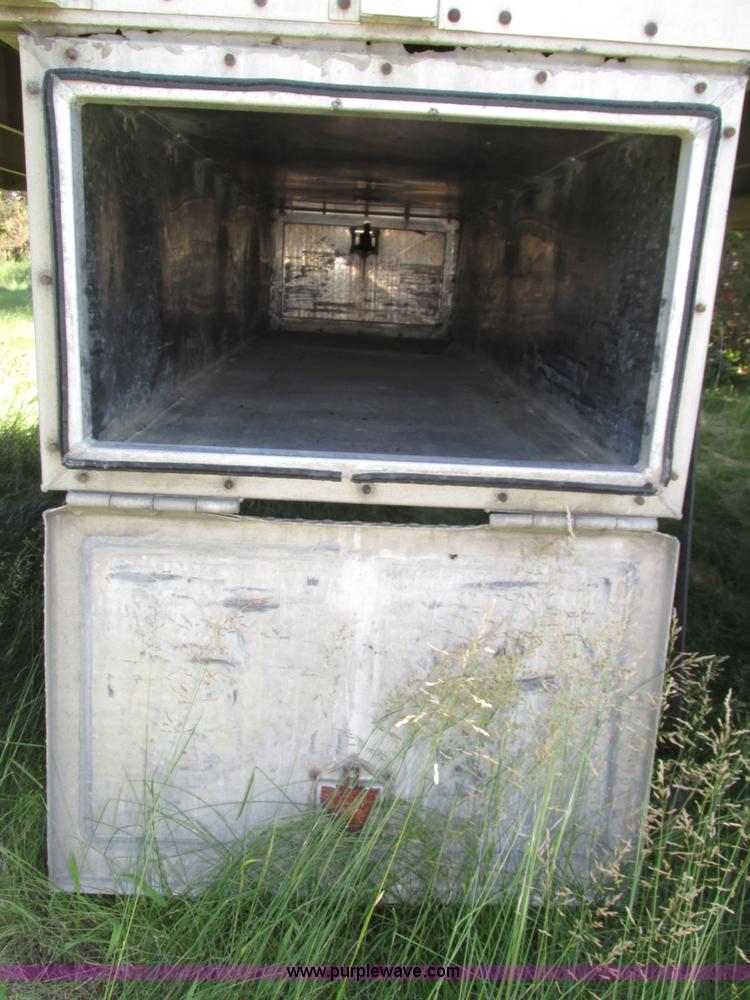 image for item H4614 1997 Wilson PSAL-303P livestock trailer