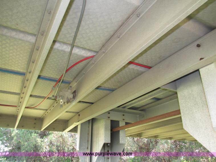 image for item H4614 1997 Wilson PSAL-303P livestock trailer