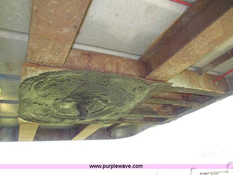 image for item H4614 1997 Wilson PSAL-303P livestock trailer