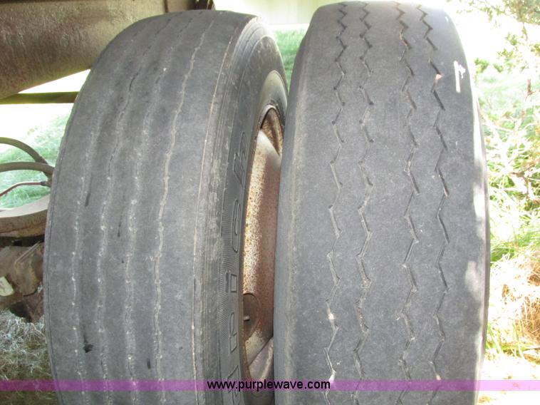 image for item H4614 1997 Wilson PSAL-303P livestock trailer