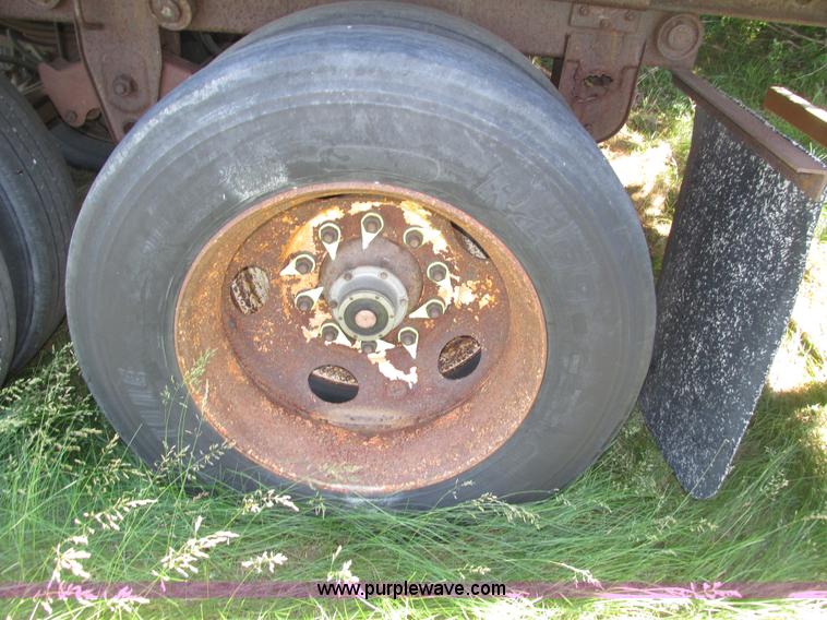 image for item H4614 1997 Wilson PSAL-303P livestock trailer