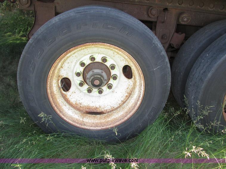 image for item H4614 1997 Wilson PSAL-303P livestock trailer