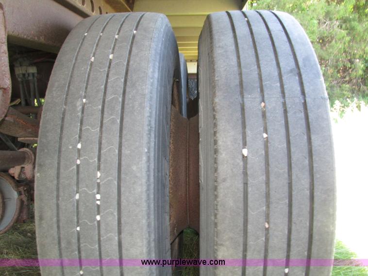 image for item H4614 1997 Wilson PSAL-303P livestock trailer