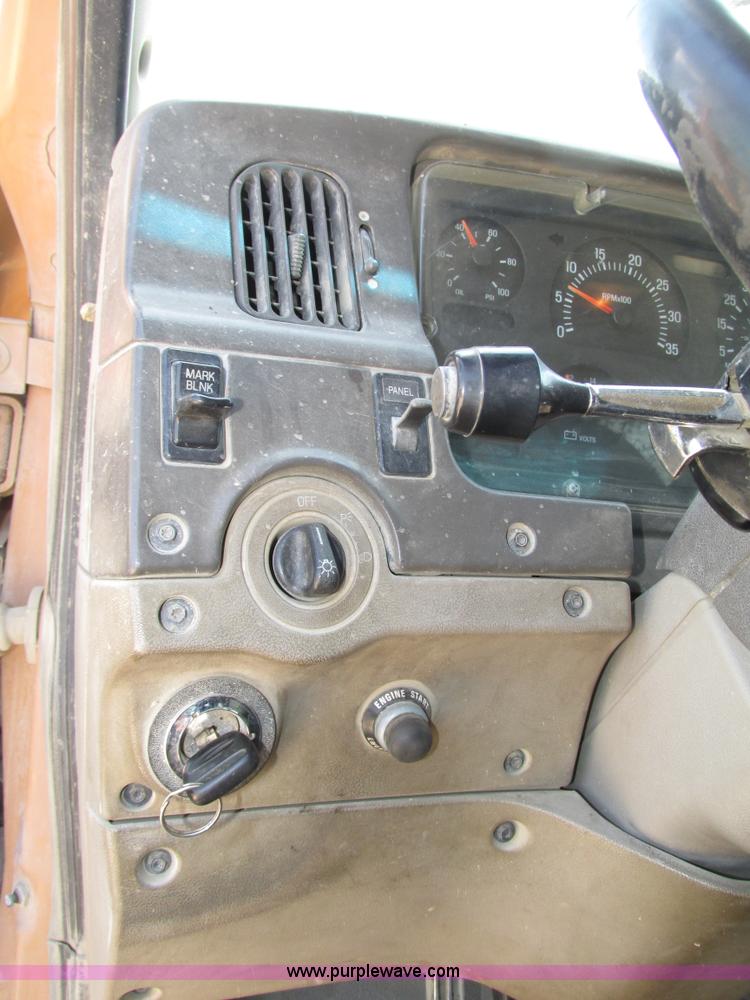 image for item H4621 2001 Sterling AT9500 semi truck