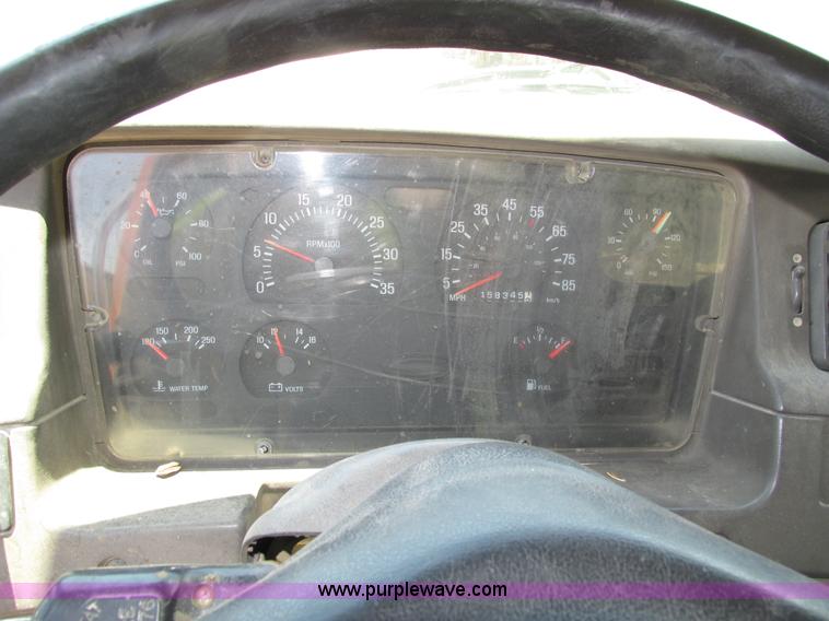 image for item H4622 2001 Sterling AT9500 semi truck