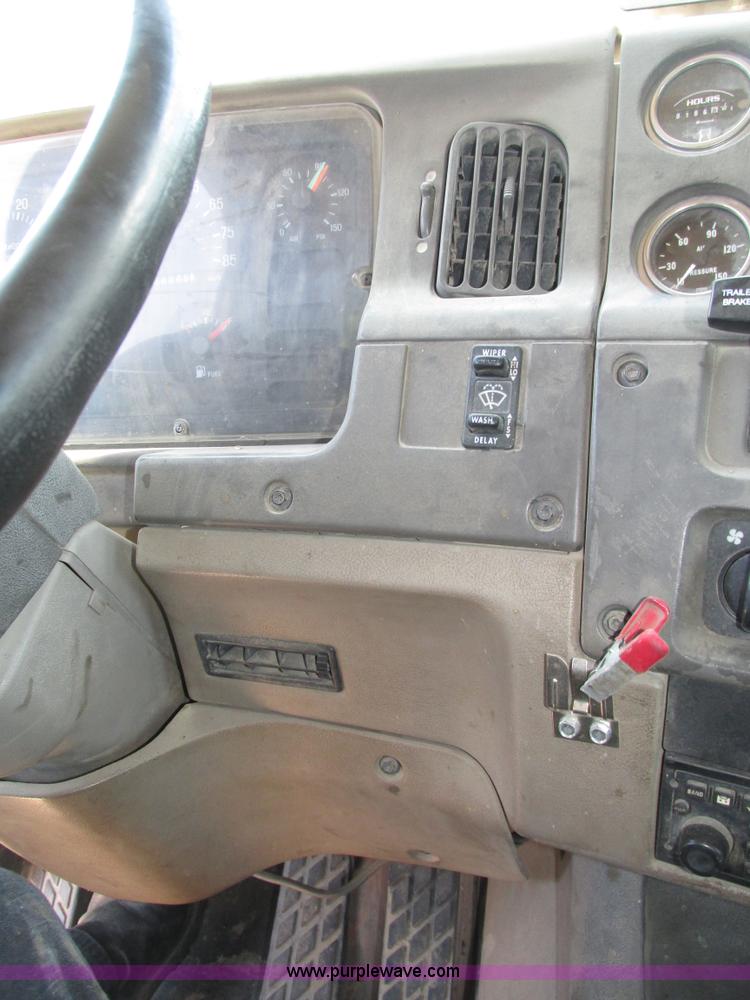 image for item H4622 2001 Sterling AT9500 semi truck