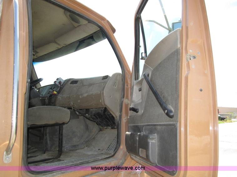 image for item H4622 2001 Sterling AT9500 semi truck