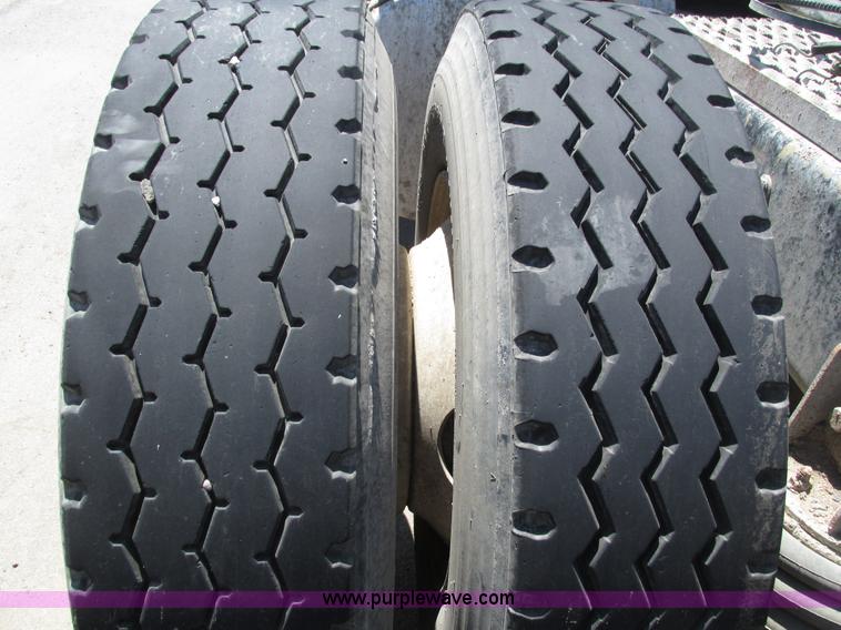 image for item H4622 2001 Sterling AT9500 semi truck