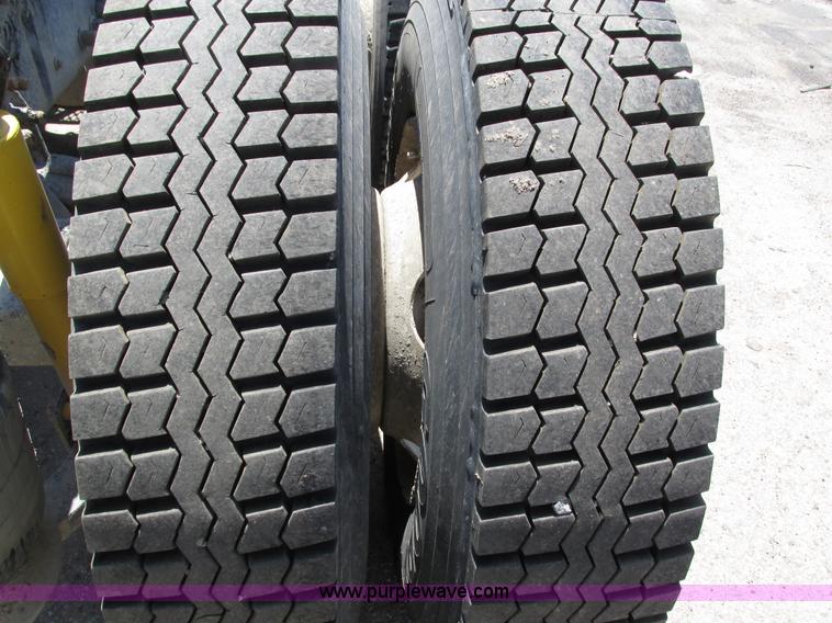 image for item H4622 2001 Sterling AT9500 semi truck