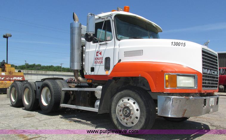 image for item H4625 1994 Mack CH613 semi truck