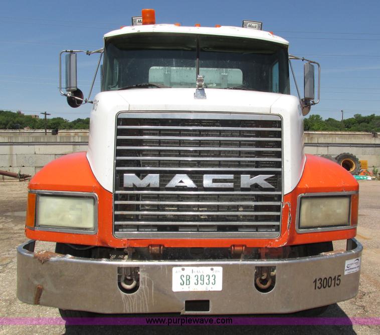 image for item H4625 1994 Mack CH613 semi truck