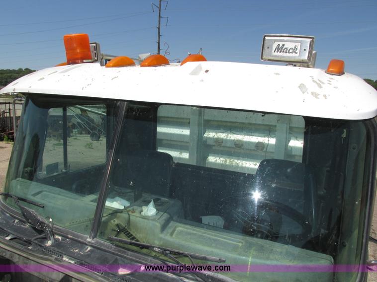 image for item H4625 1994 Mack CH613 semi truck