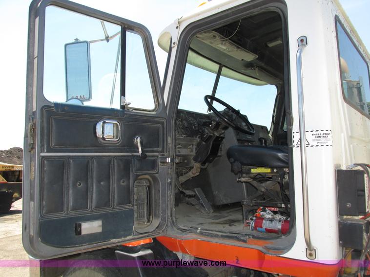 image for item H4625 1994 Mack CH613 semi truck
