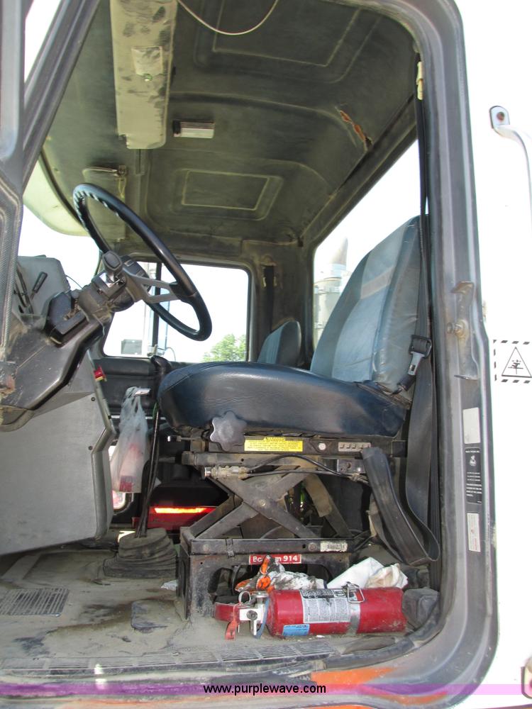 image for item H4625 1994 Mack CH613 semi truck