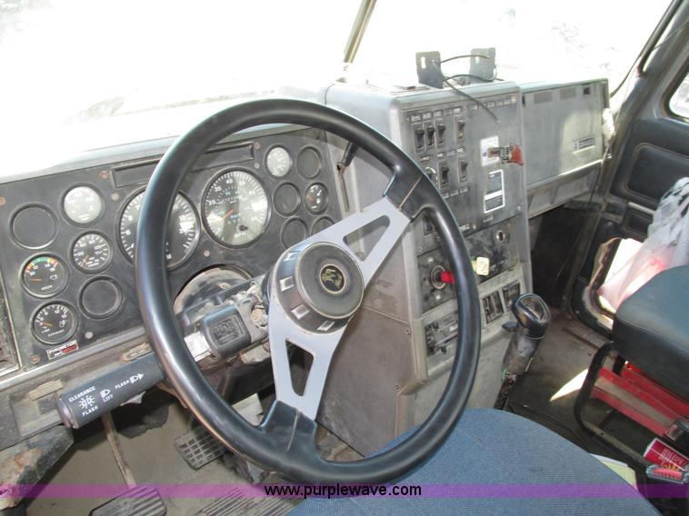 image for item H4625 1994 Mack CH613 semi truck