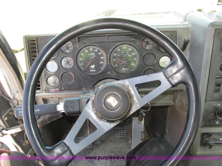 image for item H4625 1994 Mack CH613 semi truck