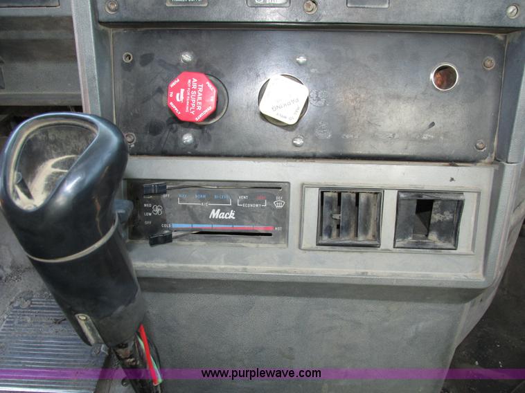 image for item H4625 1994 Mack CH613 semi truck