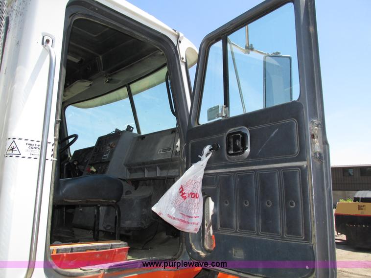 image for item H4625 1994 Mack CH613 semi truck