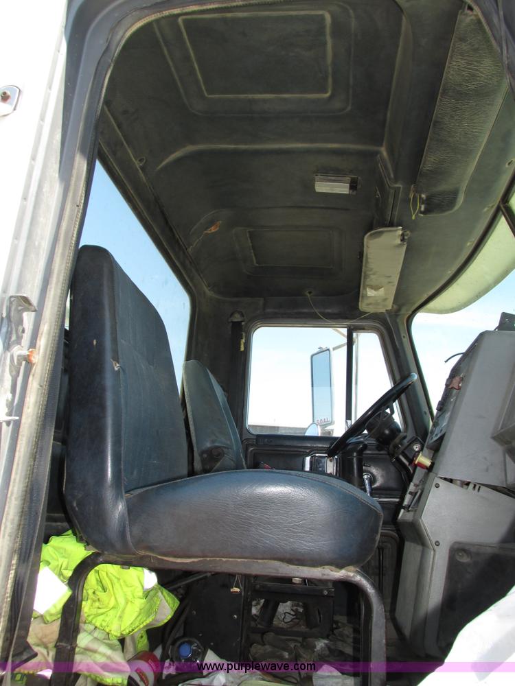 image for item H4625 1994 Mack CH613 semi truck