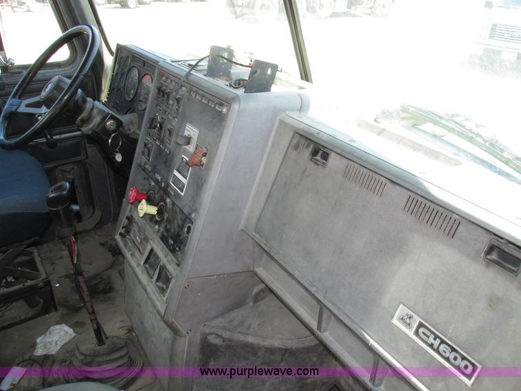 image for item H4625 1994 Mack CH613 semi truck