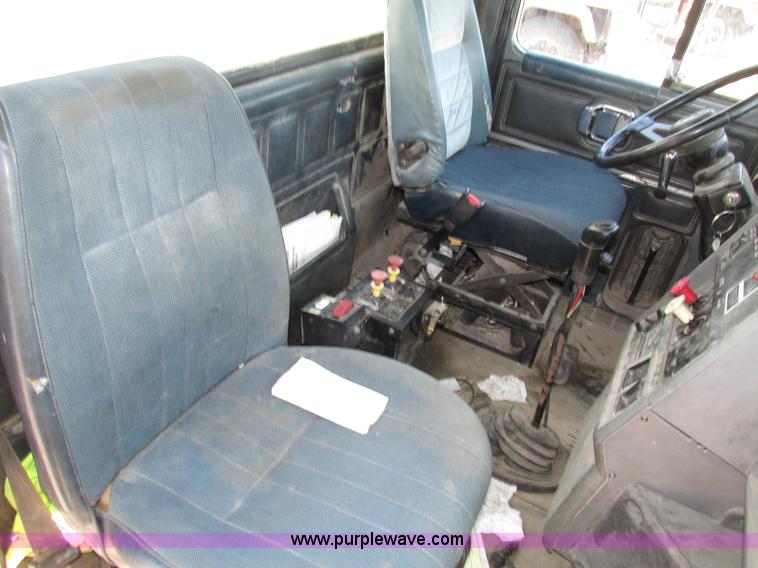 image for item H4625 1994 Mack CH613 semi truck