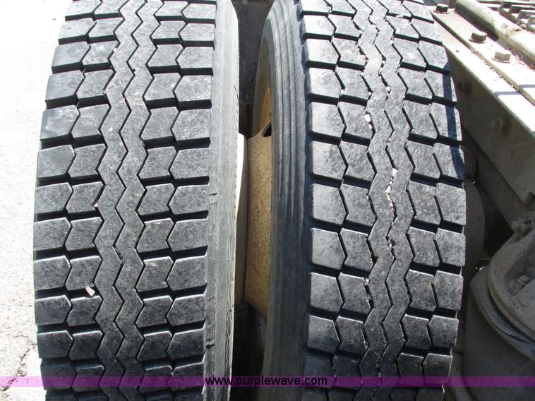 image for item H4625 1994 Mack CH613 semi truck