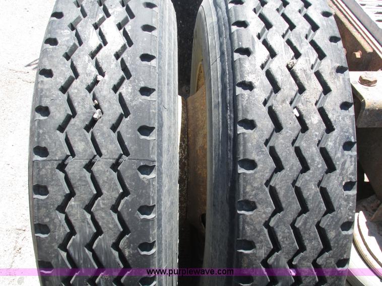 image for item H4625 1994 Mack CH613 semi truck