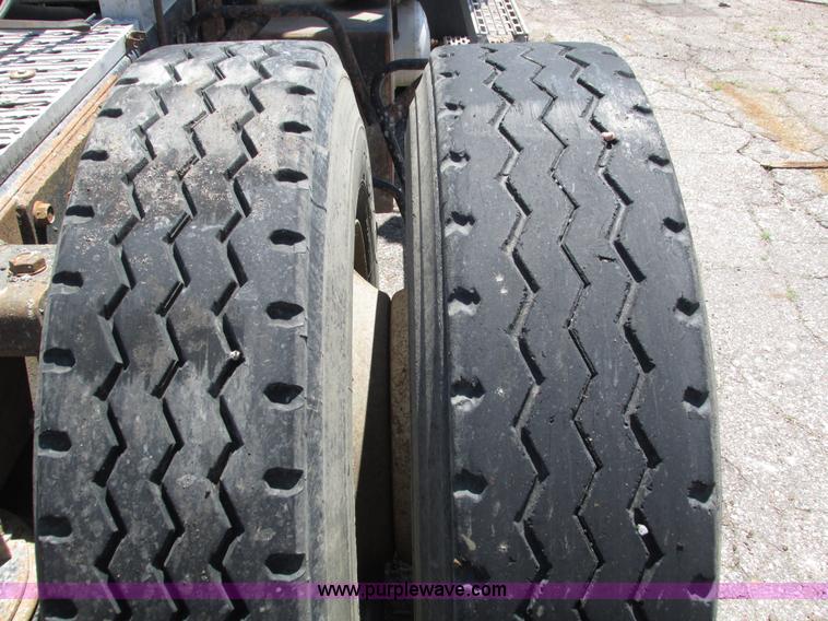 image for item H4625 1994 Mack CH613 semi truck