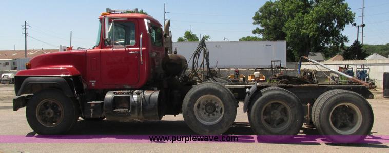 image for item H4626 1993 Mack RD690S semi truck