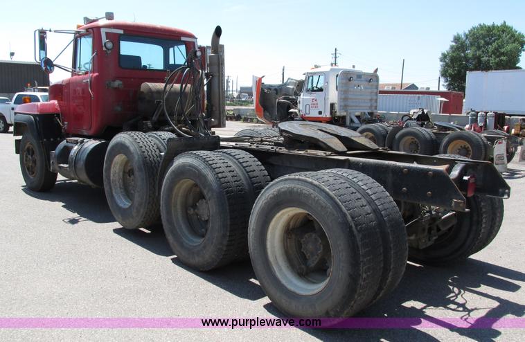 image for item H4626 1993 Mack RD690S semi truck