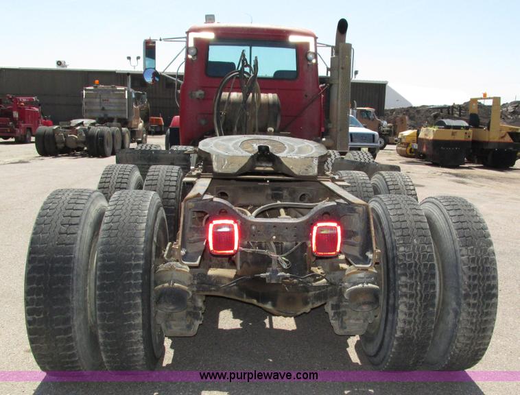 image for item H4626 1993 Mack RD690S semi truck