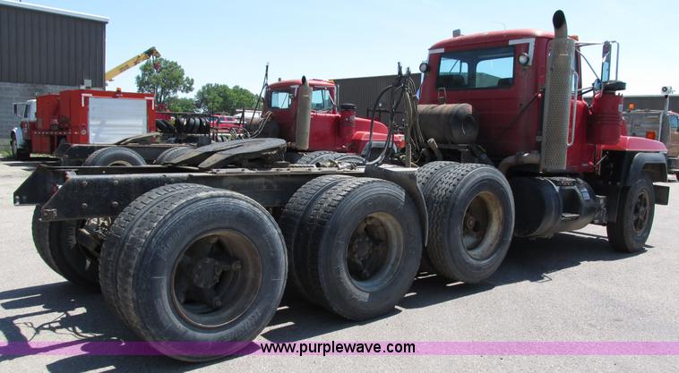 image for item H4626 1993 Mack RD690S semi truck