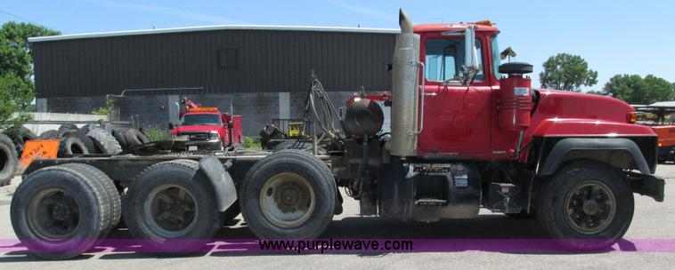 image for item H4626 1993 Mack RD690S semi truck
