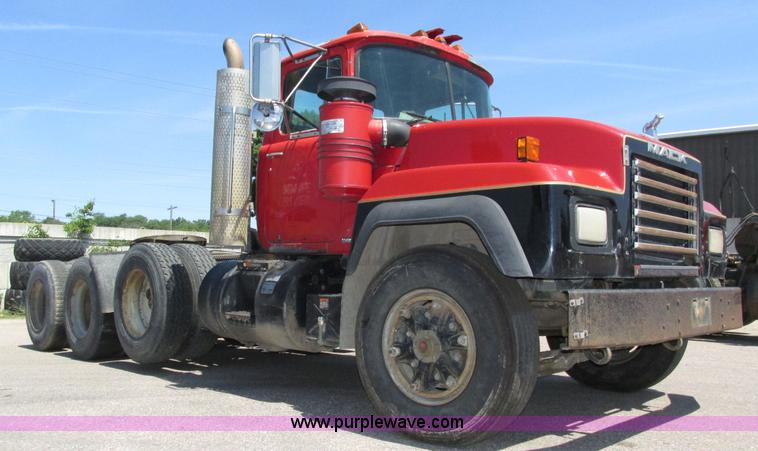 image for item H4626 1993 Mack RD690S semi truck