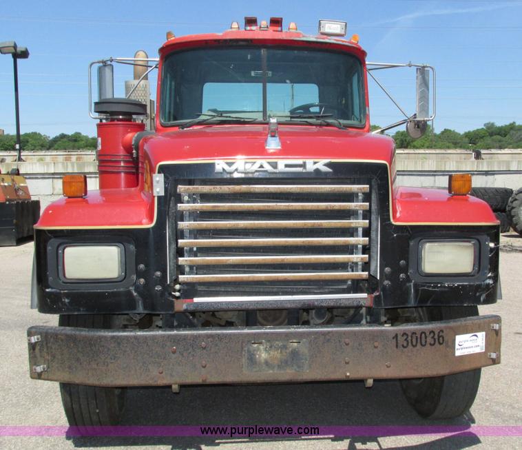 image for item H4626 1993 Mack RD690S semi truck
