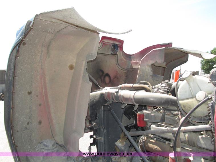 image for item H4626 1993 Mack RD690S semi truck