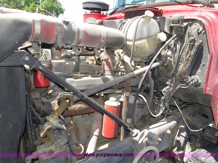 image for item H4626 1993 Mack RD690S semi truck