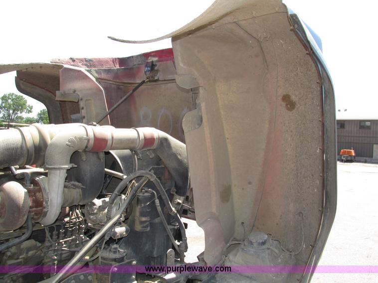 image for item H4626 1993 Mack RD690S semi truck