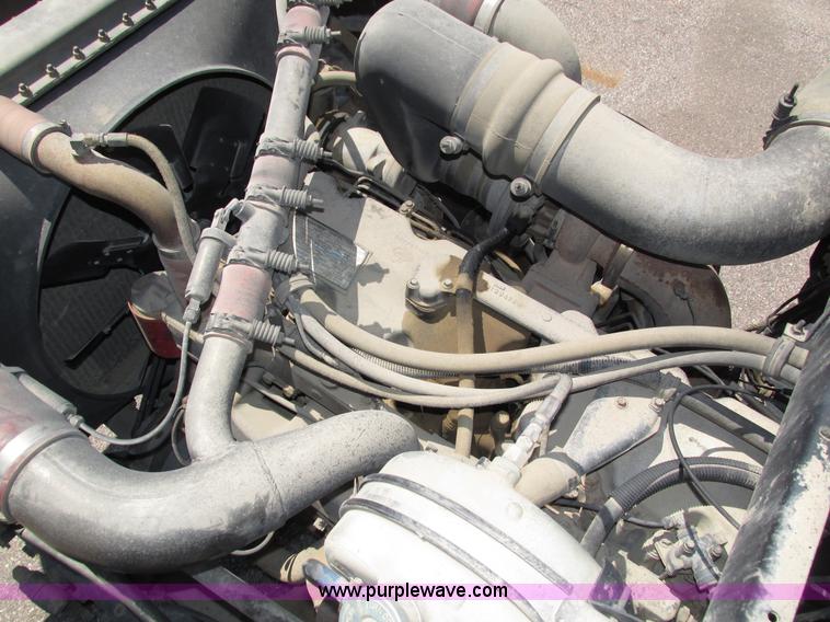 image for item H4626 1993 Mack RD690S semi truck