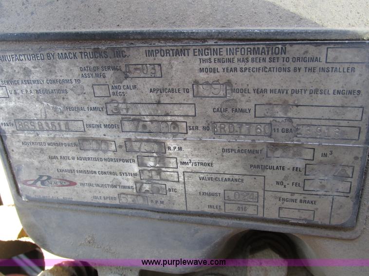 image for item H4626 1993 Mack RD690S semi truck