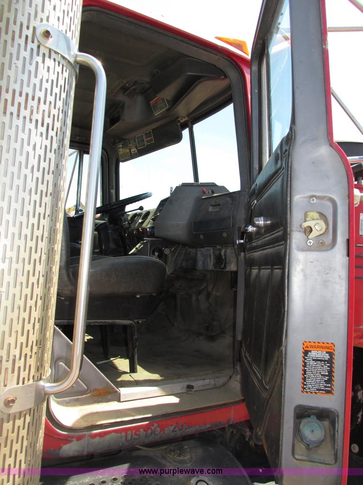 image for item H4626 1993 Mack RD690S semi truck