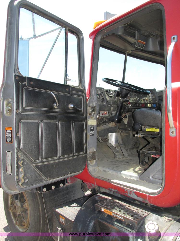 image for item H4626 1993 Mack RD690S semi truck