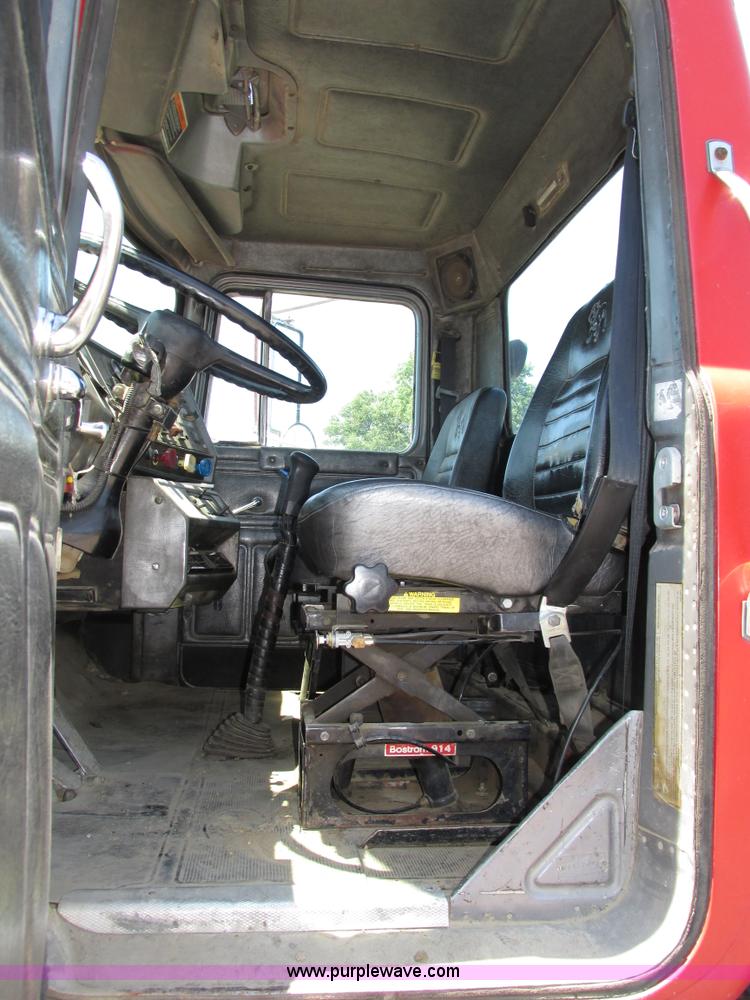 image for item H4626 1993 Mack RD690S semi truck