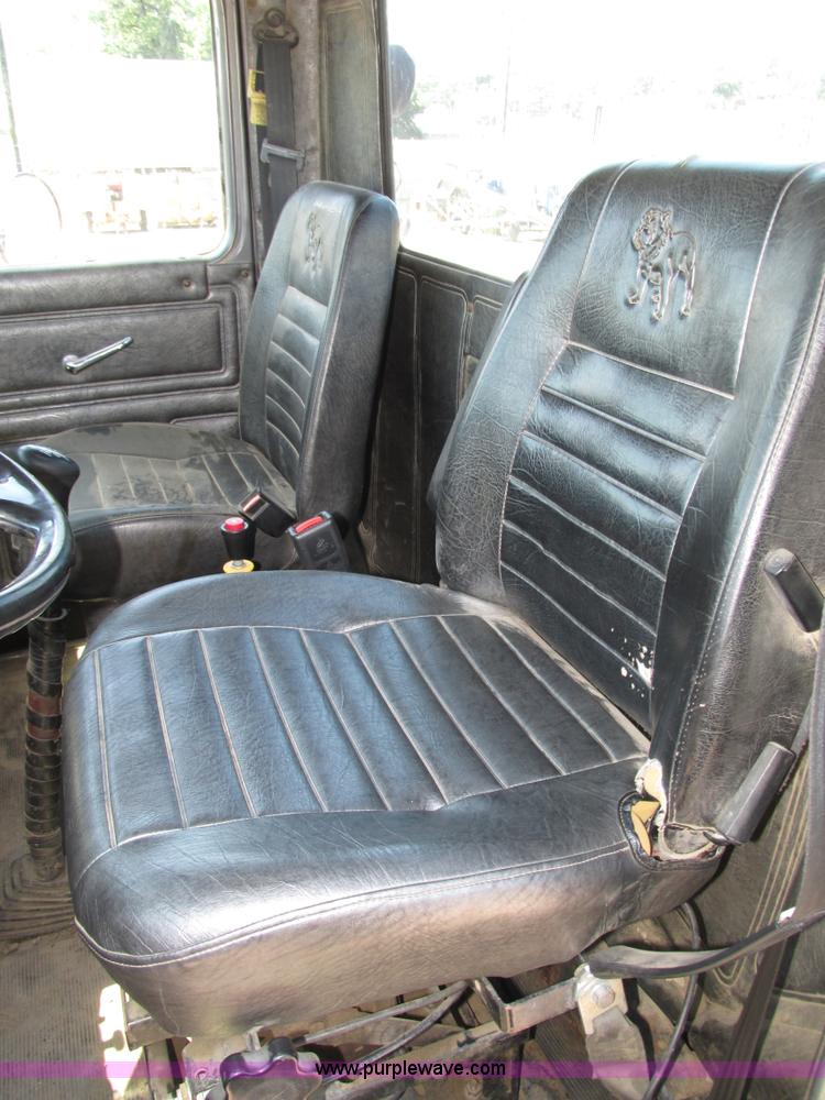 image for item H4626 1993 Mack RD690S semi truck