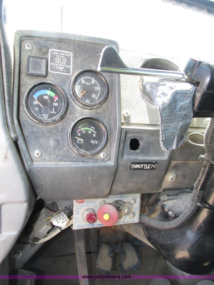 image for item H4626 1993 Mack RD690S semi truck