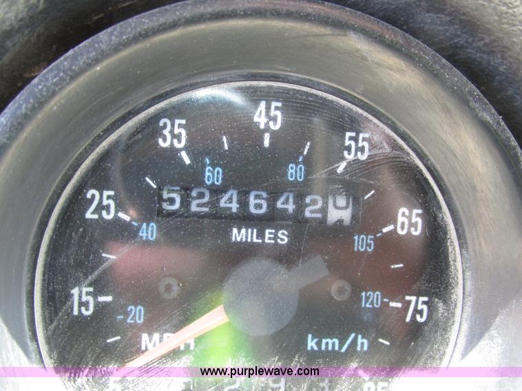 image for item H4626 1993 Mack RD690S semi truck