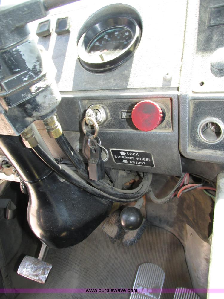 image for item H4626 1993 Mack RD690S semi truck